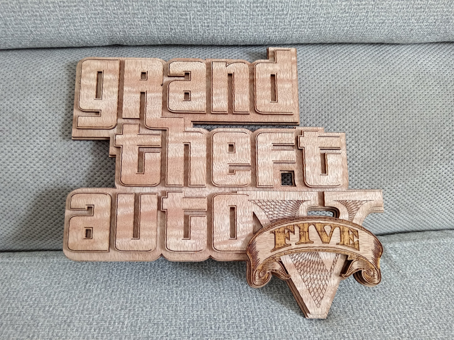 LOGO GRAND THEF AUTO V - EN CAPAS - 00005-A